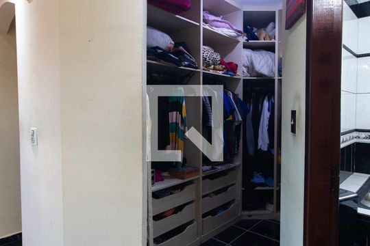 Closet de casa à venda com 3 quartos, 230m² em Jardim Cotiana, São Paulo