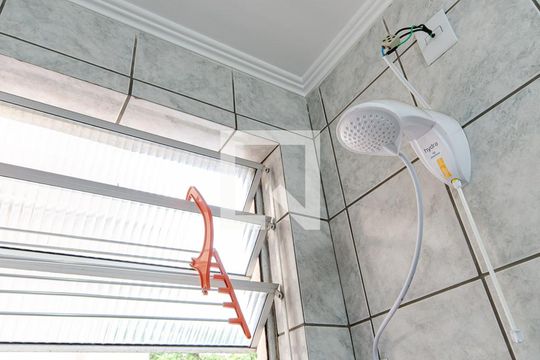 Banheiro - Chuveiro de apartamento à venda com 1 quarto, 30m² em Menino Deus, Porto Alegre