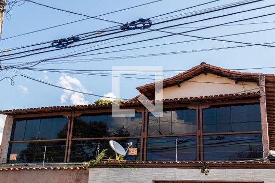 Fachada de casa à venda com 2 quartos, 100m² em Planalto, Belo Horizonte