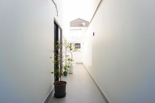 Área Externa - Corredor Lateral de casa de condomínio à venda com 5 quartos, 400m² em Barra da Tijuca, Rio de Janeiro