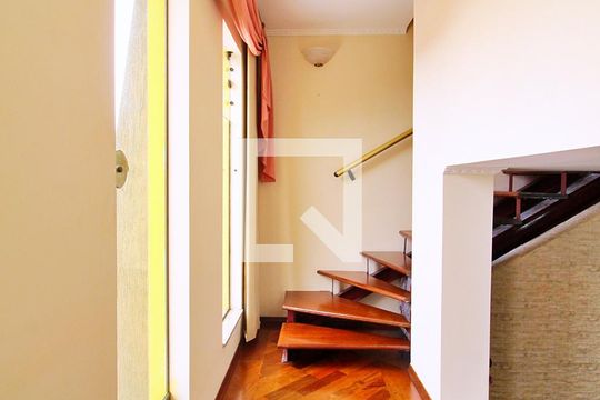 Escada de casa para alugar com 1 quarto, 62m² em Vila Bela Vista, Santo André