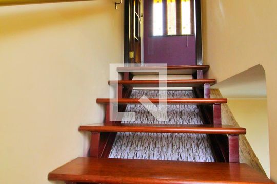 Escada de casa para alugar com 1 quarto, 62m² em Vila Bela Vista, Santo André