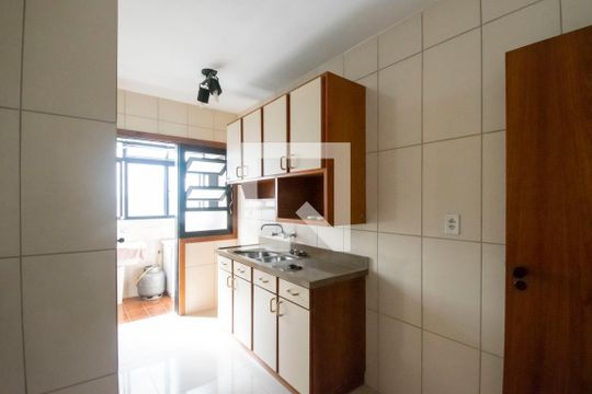 Cozinha de apartamento à venda com 2 quartos, 83m² em Menino Deus, Porto Alegre