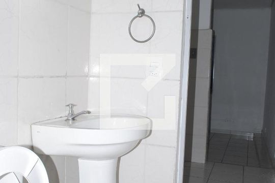 Banheiro de kitnet/studio para alugar com 1 quarto, 53m² em Vila Santa Clara, São Paulo