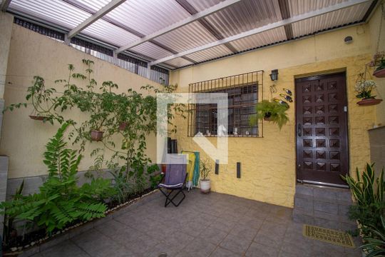 Garagem de casa à venda com 2 quartos, 90m² em Vila Ivone, São Paulo
