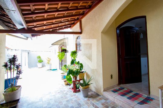 Quintal de casa à venda com 6 quartos, 312m² em Vila Guarani, Santo André