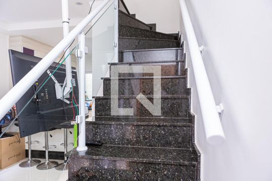Escada de casa de condomínio à venda com 2 quartos, 68m² em Vila Paranaguá, São Paulo