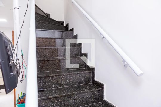 Escada de casa de condomínio à venda com 2 quartos, 68m² em Vila Paranaguá, São Paulo