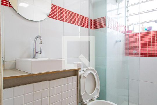 Banheiro de apartamento para alugar com 2 quartos, 42m² em São Pedro, Osasco