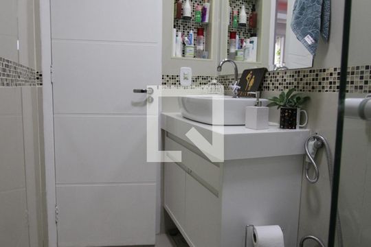 Banheiro de apartamento para alugar com 2 quartos, 55m² em Lins de Vasconcelos, Rio de Janeiro