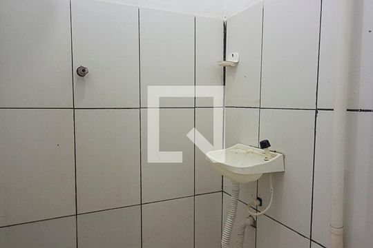 Banheiro de kitnet/studio para alugar com 1 quarto, 24m² em Laranjeiras, Uberlândia