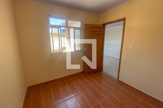Quarto de casa para alugar com 1 quarto, 55m² em Parque Uruguaiana, Duque de Caxias
