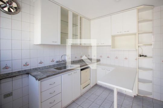Cozinha de casa à venda com 3 quartos, 150m² em Jardim Aeroporto, São Paulo