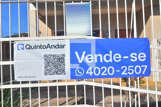 Instalação da plaquinha de casa à venda com 4 quartos, 155m² em Harmonia, Canoas