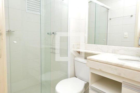 Banheiro de apartamento para alugar com 2 quartos, 55m² em Vila das Palmeiras, Guarulhos
