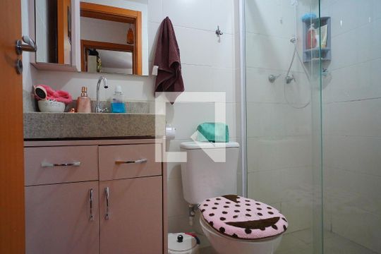 Banheiro de apartamento para alugar com 2 quartos, 43m² em Morro Santana, Porto Alegre