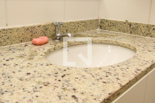 Banheiro da Suíte de apartamento para alugar com 2 quartos, 67m² em Loteamento João Batista Julião, Guarujá