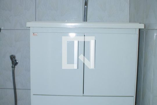 Banheiro de apartamento para alugar com 2 quartos, 47m² em Piedade, Rio de Janeiro