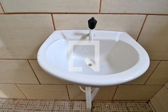 Banheiro de kitnet/studio para alugar com 1 quarto, 23m² em Jardim Santa Lúcia, Campinas