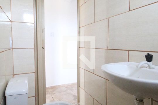 Banheiro de kitnet/studio para alugar com 1 quarto, 23m² em Jardim Santa Lúcia, Campinas