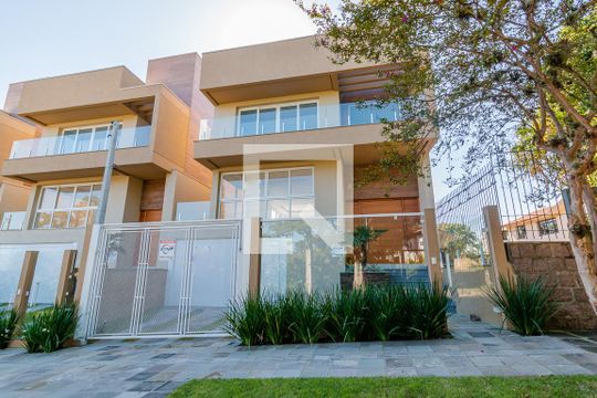 Fachada de casa à venda com 3 quartos, 270m² em Vila Assunção, Porto Alegre