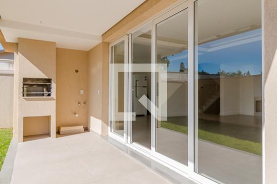 Quintal de casa à venda com 3 quartos, 270m² em Vila Assunção, Porto Alegre