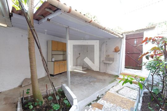 Quintal de apartamento para alugar com 3 quartos, 130m² em Santa Tereza, Porto Alegre