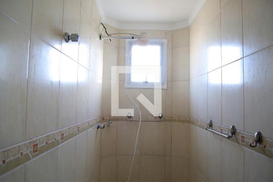 Banheiro da Suíte 1 de apartamento para alugar com 2 quartos, 70m² em Guilhermina, Praia Grande