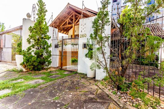 Fachada de casa à venda com 3 quartos, 650m² em Ideal, Novo Hamburgo