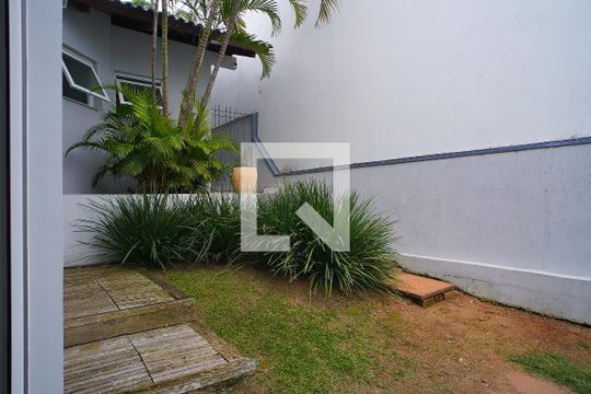 Sala - Vista lateral de casa à venda com 3 quartos, 352m² em Chácara das Pedras, Porto Alegre