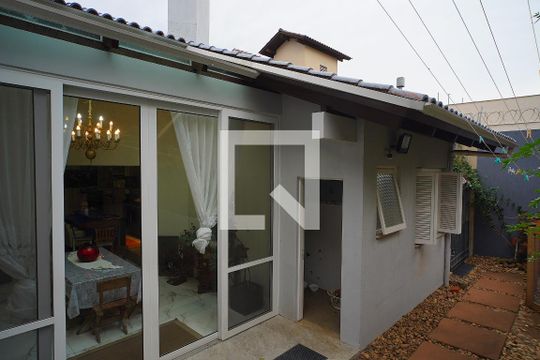 Quintal de casa à venda com 3 quartos, 352m² em Chácara das Pedras, Porto Alegre