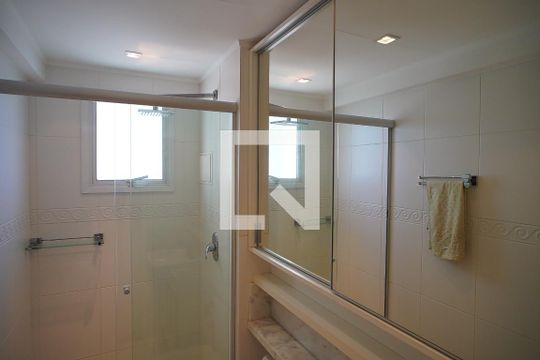 Banheiro da Suíte de apartamento para alugar com 3 quartos, 100m² em Boa Vista, Porto Alegre