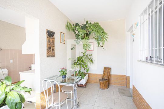 Quintal de casa à venda com 3 quartos, 120m² em Veloso, Osasco