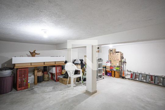 Porão de casa à venda com 3 quartos, 120m² em Veloso, Osasco