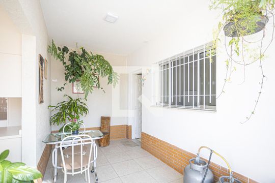 Quintal de casa à venda com 3 quartos, 120m² em Veloso, Osasco