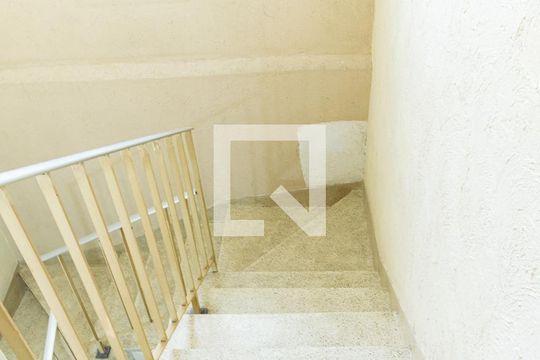Escada de casa para alugar com 2 quartos, 150m² em Vila Guarani, São Paulo