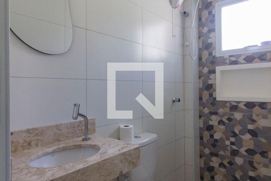 Banheiro de kitnet/studio para alugar com 1 quarto, 18m² em Vila Morse, São Paulo