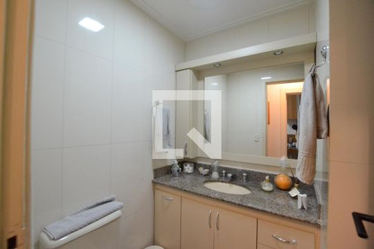 Banheiro de apartamento à venda com 2 quartos, 190m² em Menino Deus, Porto Alegre