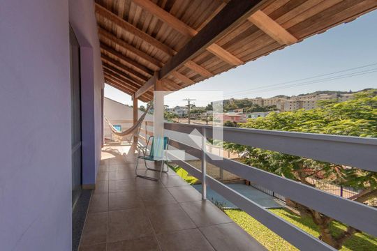 Sacada de casa à venda com 4 quartos, 243m² em Campo Novo, Porto Alegre