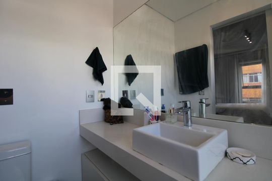 Banheiro de apartamento à venda com 2 quartos, 70m² em Jardim das Acácias, São Paulo