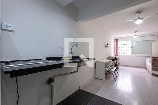 Cozinha de kitnet/studio para alugar com 1 quarto, 30m² em Cerqueira César, São Paulo