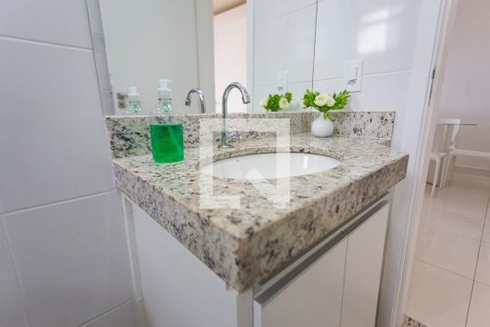 Banheiro de apartamento para alugar com 2 quartos, 50m² em Pampulha, Uberlândia