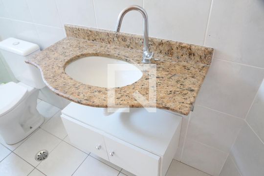 Banheiro de apartamento para alugar com 1 quarto, 65m² em Guilhermina, Praia Grande