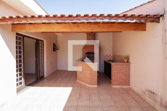 Quintal - Churrasqueira de casa para alugar com 2 quartos, 180m² em Vila Ivone, São Paulo