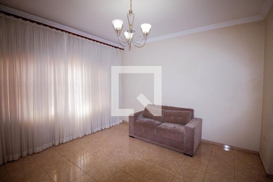 Sala de Estar de casa para alugar com 2 quartos, 180m² em Vila Ivone, São Paulo