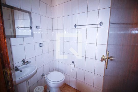 Banheiro 3 de casa para alugar com 2 quartos, 180m² em Vila Ivone, São Paulo