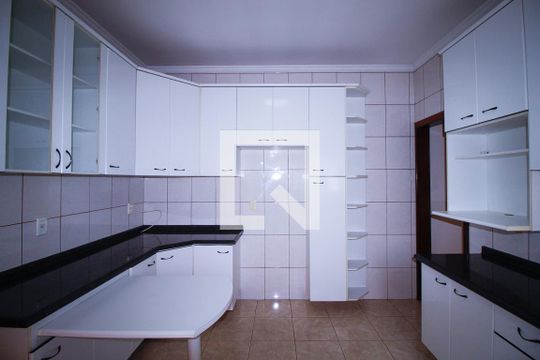 Cozinha de casa para alugar com 2 quartos, 180m² em Vila Ivone, São Paulo