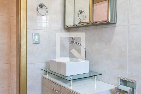 Banheiro de casa para alugar com 2 quartos, 120m² em Jardim Japão, São Paulo