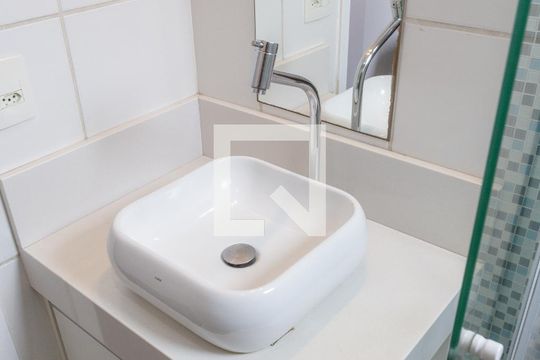 Banheiro de apartamento para alugar com 2 quartos, 48m² em Lapa de Baixo, São Paulo