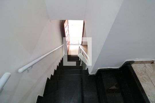 Escada de acesso aos dormitórios  de casa de condomínio à venda com 2 quartos, 56m² em Vila Esperança, São Paulo